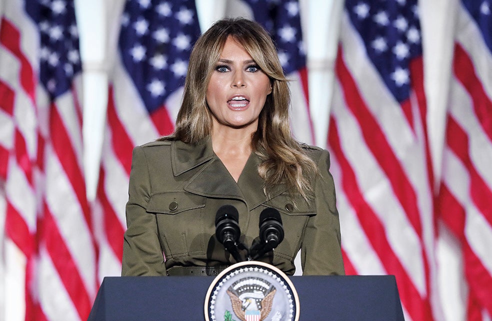 Para su discurso en la Convención Republicana, escogió un vestido verde militar, pero intervino en un tono más moderado que el resto del clan Trump. Su discurso duró 26 minutos. Nunca había hablado tan alto.