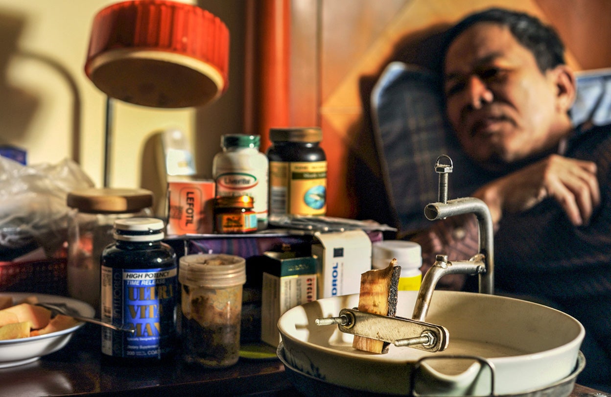 Una máquina para moler cuerno de rinoceronte destaca en el aparador del dormitorio de un empresario vietnamita. Le detectaron un cáncer de estómago y le dieron cuatro meses de vida. Entonces combinó la quimioterapia con medicina tradicional, y el cáncer remitió. Desde entonces toma orugas vegetales y polvos de cuerno de rinoceronte.