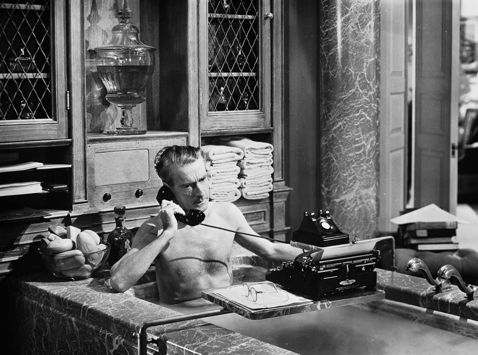 José Luis Garci asegura que la primera escena de Laura, con Waldo Lidecker escribiendo en la bañera, era obra de Rouben Mamoulian, primer director de la película, y que Otto Preminger se la atribuyó. Es la mejor secuencia de la película.