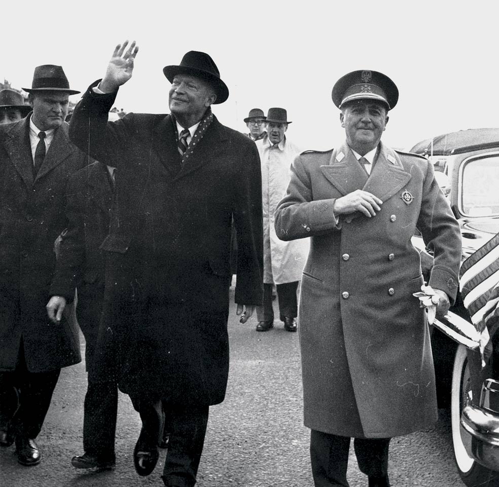 Eisenhower, con el dictador, a su llegada a Madrid.