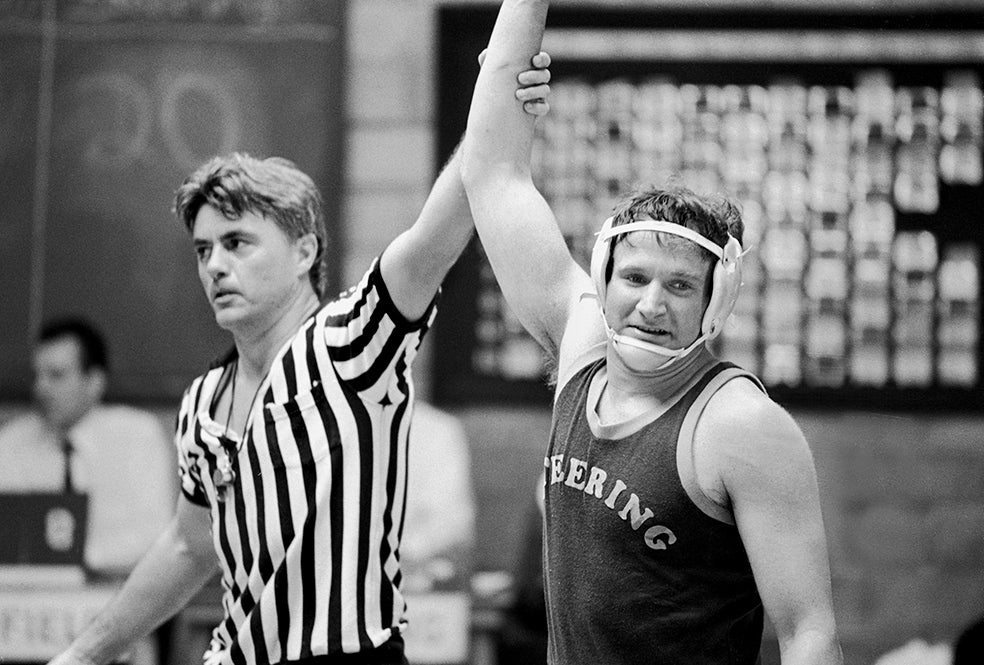 El mundo según Garp, su cuarta novela, publicada en 1978, fue un éxito de ventas. En 1982 se llevó al cine. Aquí, John Irving aparece como árbitro de lucha libre en una escena junto con Robin Williams, que interpretó a Garp.