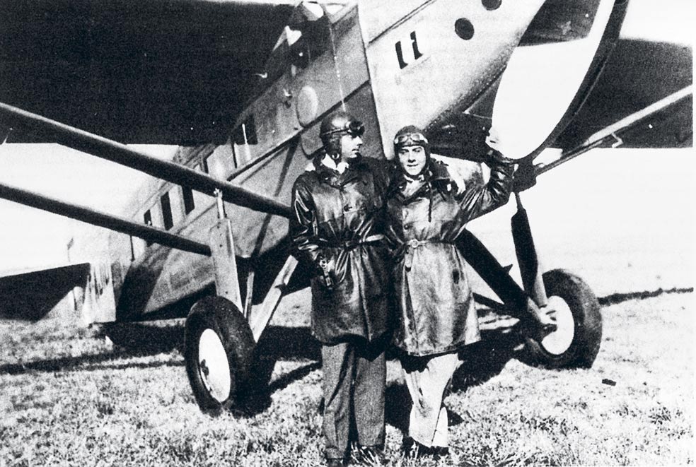 Argentina, 1930. Saint- Exupéry posa delante del Latécoère 28 con su amigo Henri Guillaumet, otro gran pionero de la aviación al que dedicó su libro Tierra de hombres.