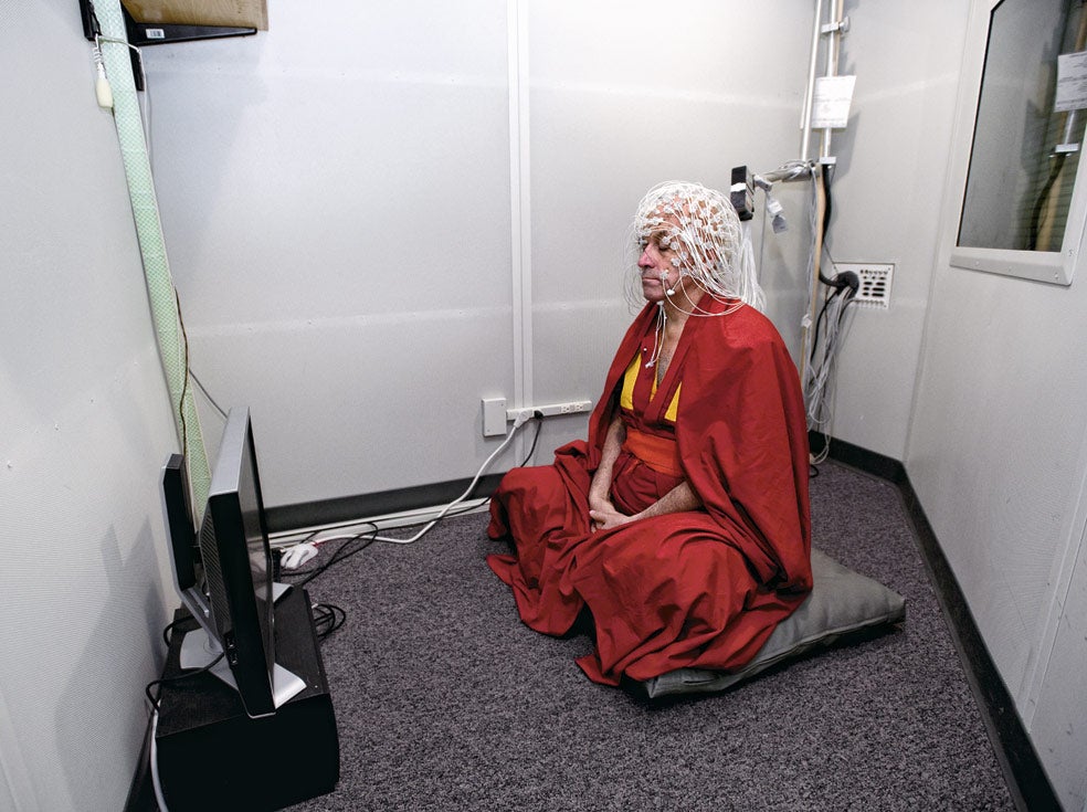 Tania Singer, investigadora del Instituto Max Planck, ha comparado el impacto de la empatía y de la compasión en el cerebro de monjes budistas entrenados en controlar sus emociones. La empatía les genera un estrés tan intenso que apenas lo soportan; la compasión, sentimientos de recompensa.