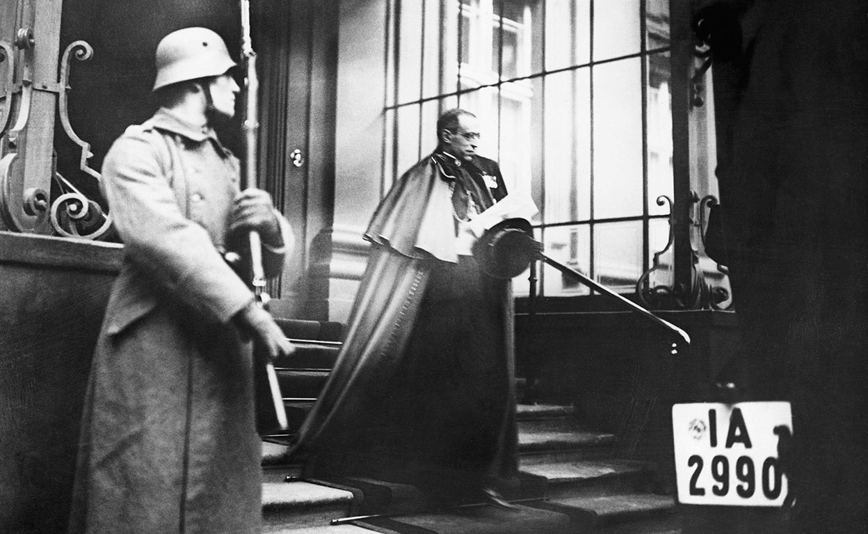 Fascistas, nazis, comunistas... El nido de espías del Vaticano y el jesuíta que los 'destapó'