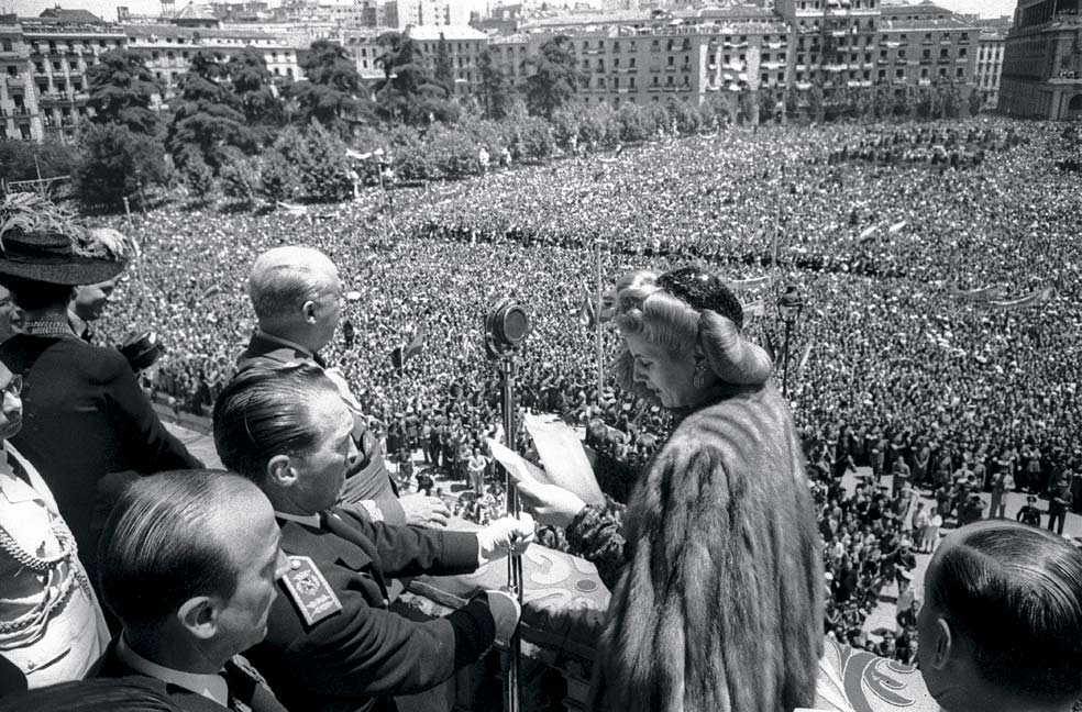 Eva Perón junto con Franco se dirige a la gente apiñada en la plaza de Oriente.