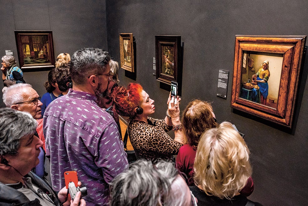 La gran exposición que el Rijksmuseum de Ámsterdam dedicó a Vermeer hace unos meses atrajo a 650.000 visitantes. El arte de la pintura fue uno de los pocos lienzos del pintor que faltó a esa cita.