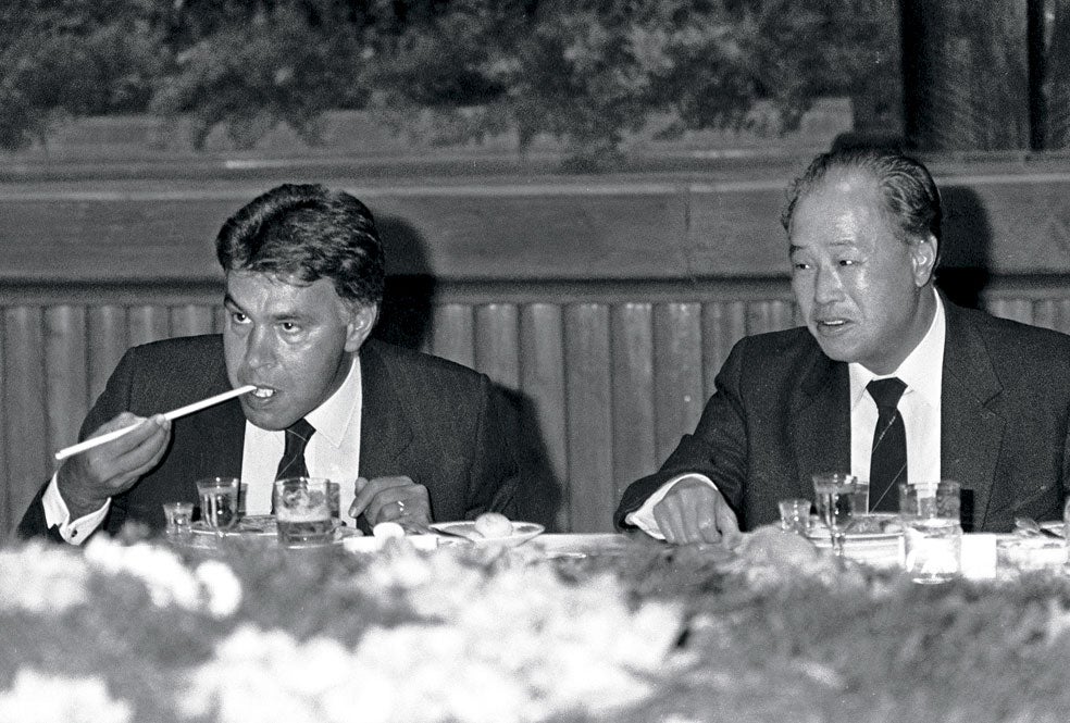 González utiliza los palillos durante su visita oficial a China en 1985.