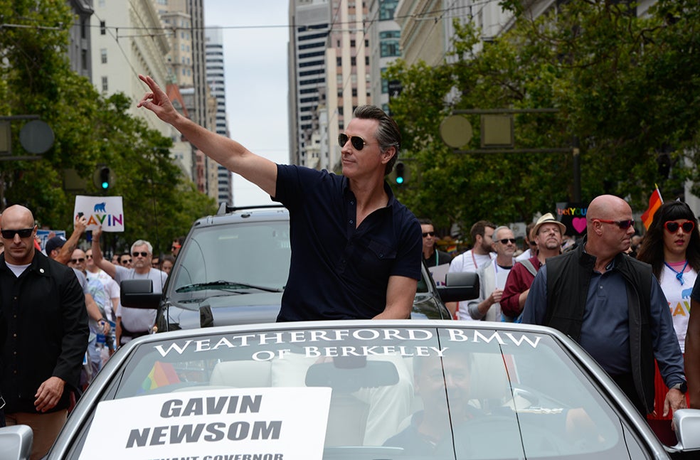 Newsom en el desfile del Orgullo Gay en San Francisco, evento en el que participa desde que era alcalde de la ciudad. Los derechos LGTBi+ son uno de sus caballos de batalla contra DeSantis.