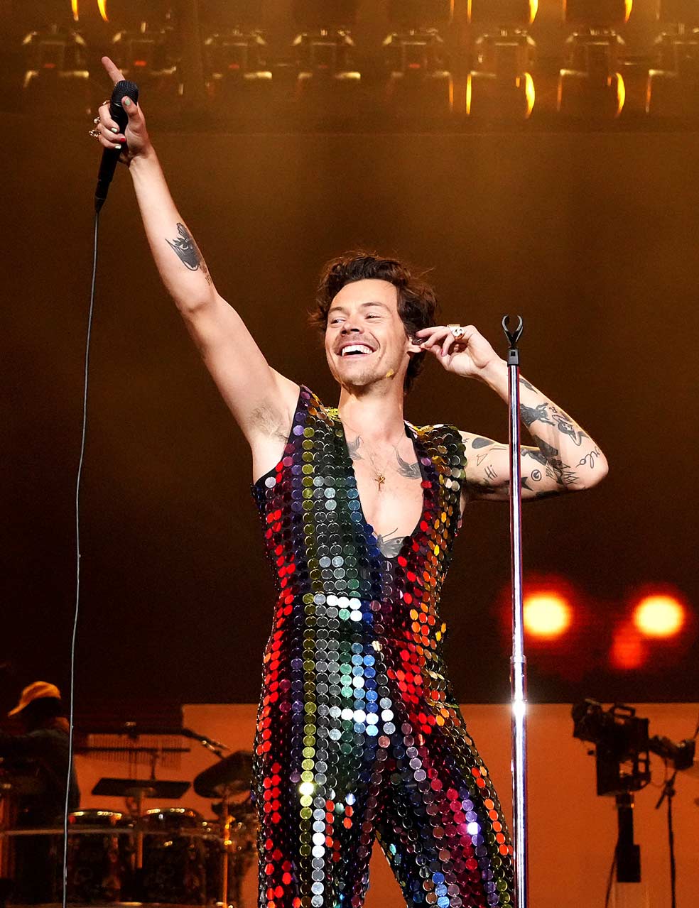 Lentejuelas, perlas, boas de plumas y mucho brillo. El peto de lentejuelas de Gucci que el cantante de Watermelon Sugar lució durante su actuación sobre el escenario de Coachella 2022 es un ejemplo de su estilo exento de prejuicios de género.