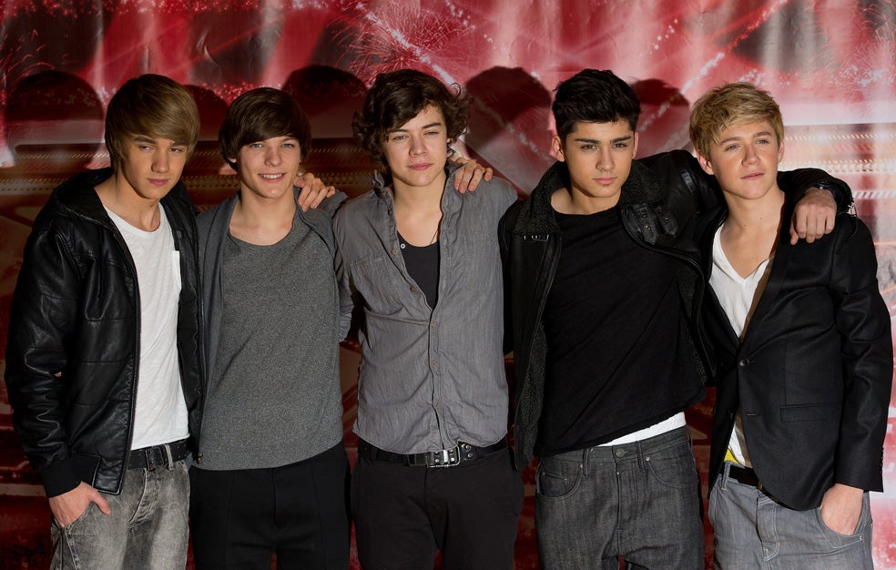 Tras su paso por el talent show británico Factor X, Harry Styles entró a formar parte de la banda juvenil que más fans ha acumulado en los últimos tiempos: One Direction. Niall Horan, Liam Payne, Louis Tomlinson, Zayn Malik fueron sus compañeros hasta su separación en 2015.