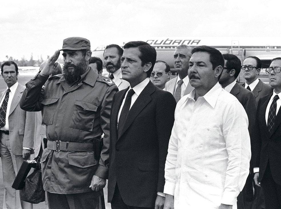 Suárez, entre los hermanos Castro, a su llegada a Cuba. Fidel paseó a Suárez por La Habana conduciendo él mismo.