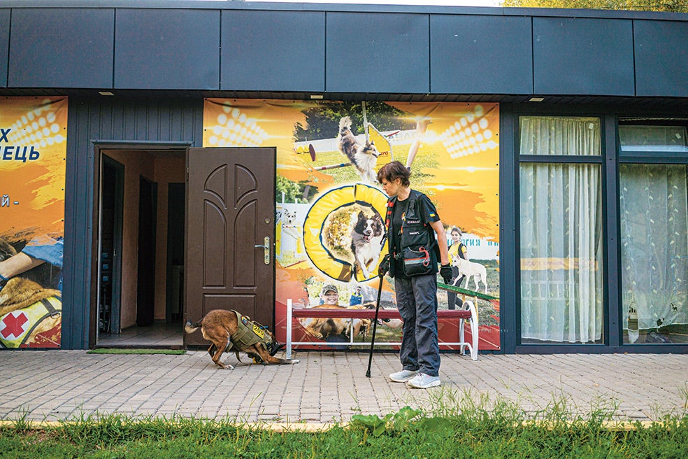 Larysa Borysenko lleva una pierna ortopédica y camina apoyada en un bastón desde que una mina le segó la pierna derecha en un pueblo liberado de la región de Járkov mientras buscaba cadáveres de soldados ucranianos.