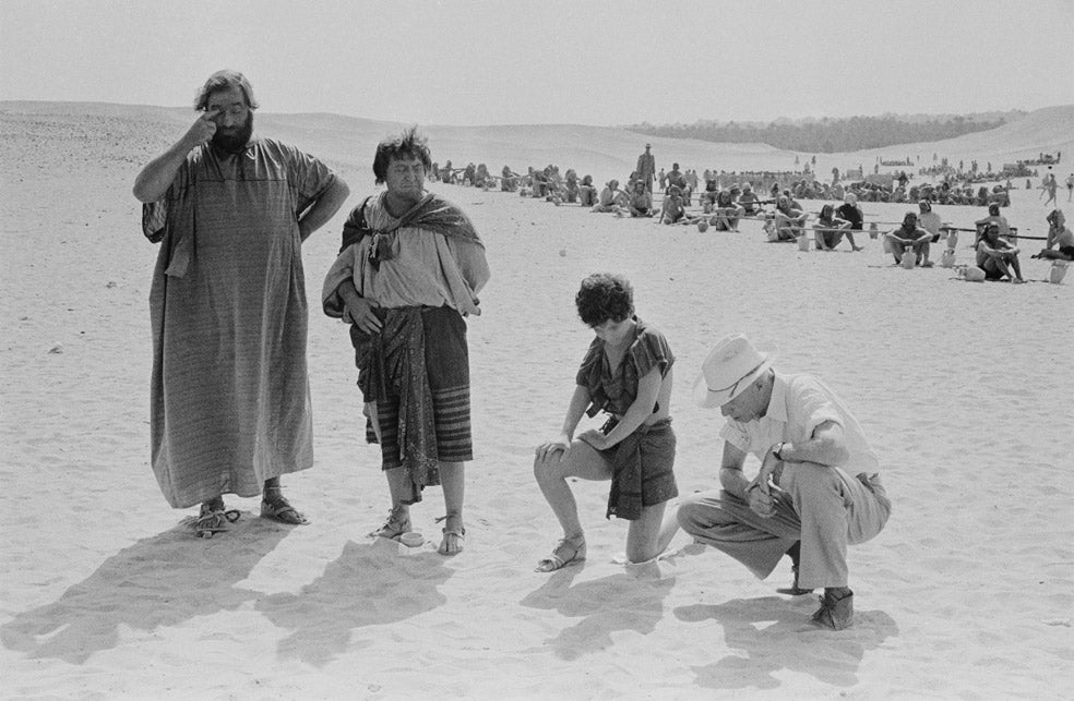 Tierra de Faraones fue una incursión extraña en la carrera de Howard Hawks. El director no quedó muy contento. Tardó cuatro años en rodar otra película, Río bravo. En la imagen, en un momento del rodaje, en Egipto, en 1955. En Tierra de faraones trabajaron miles de extras.