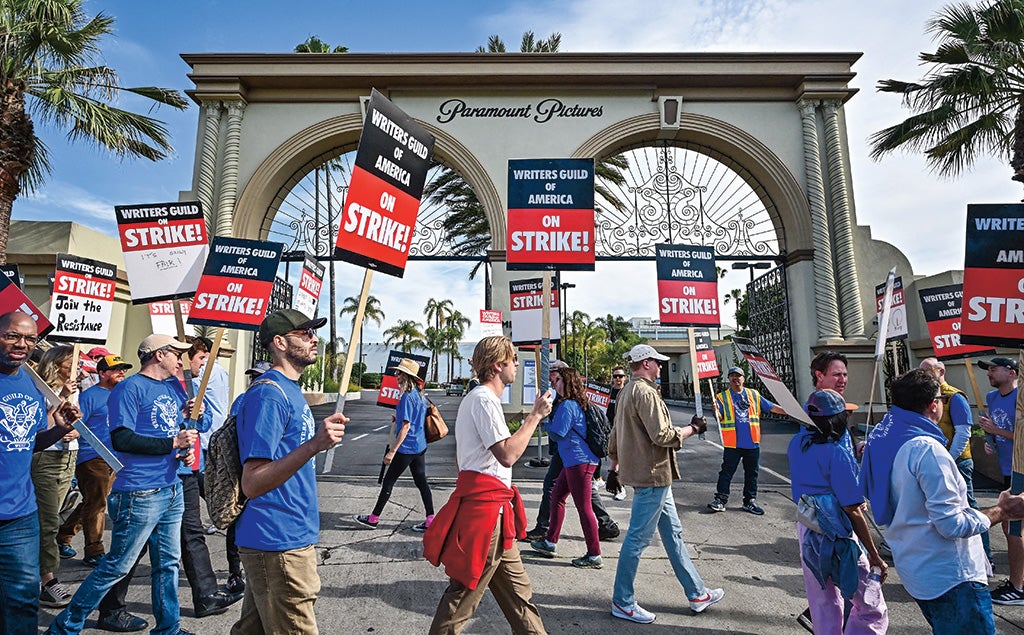 Acemoglu ha defendido la protesta de guionistas en Hollywood como una gran oportunidad para defender los derechos de los creadores frente la inteligencia artificial generativa y los abusos de las grandes plataformas.