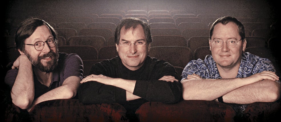 Jobs con Ed Catmull (a la izquierda) y John Lasseter, los directivos de Pixar que, además de revolucionar la animación, reinventaron al propio Steve.