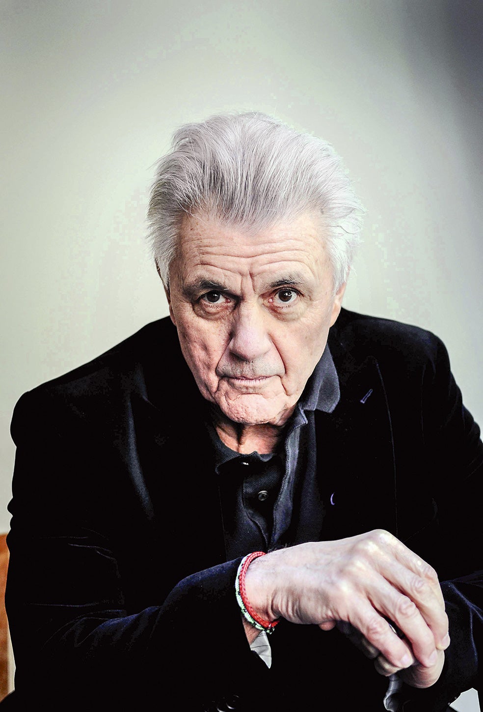 John Irving nació el 2 de marzo de 1942, en Exeter, New Hampshire, Estados Unidos. El mundo según Garp lo lanzó a la fama mundial. En 1999 ganó el Oscar al mejor guion adaptado por Las normas de la casa de la sidra, adaptación cinematográfica de su propia novela Príncipes de Maine, reyes de Nueva Inglaterra, un arduo trabajo de trece años, que inició en 1986 y que devoró a cuatro directores por el camino.