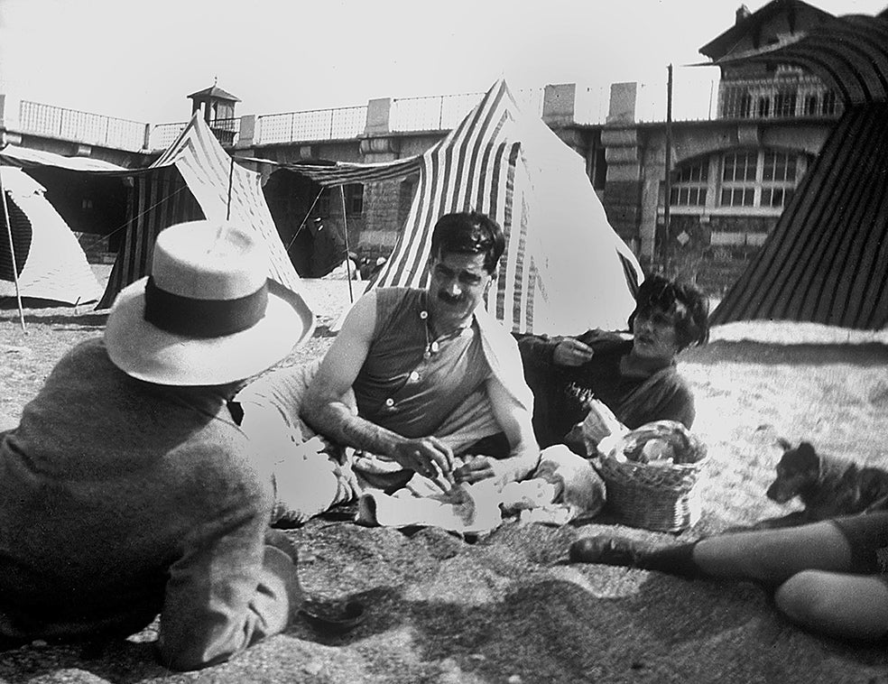 El jugador de polo inglés Arthur 'Boy' Copel (con bigote) fue el amor de su vida, cuenta la historiadora. Pero no quiso comprometerse con ella. Y murió prematuramente en un accidente de coche. Coco nunca se casó.