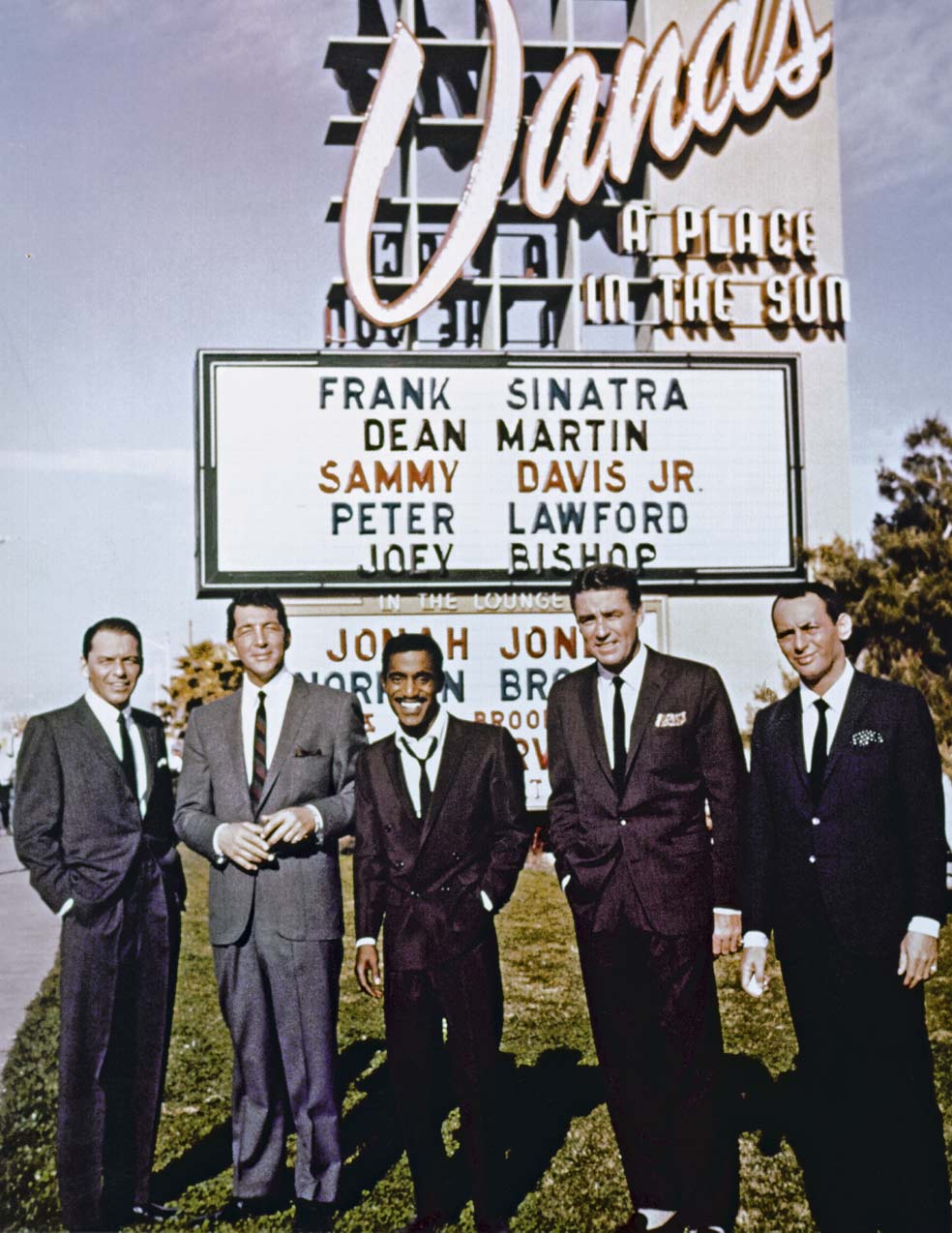 El esplendor llegó en los cincuenta: la época de Sinatra, el Rat Pack... Ronald Reagan, que luego sería presidente de EE.UU, actuaba entonces también en Las Vegas, cantando y bailando. Ganaba más dinero en una semana con su show que haciendo una película.