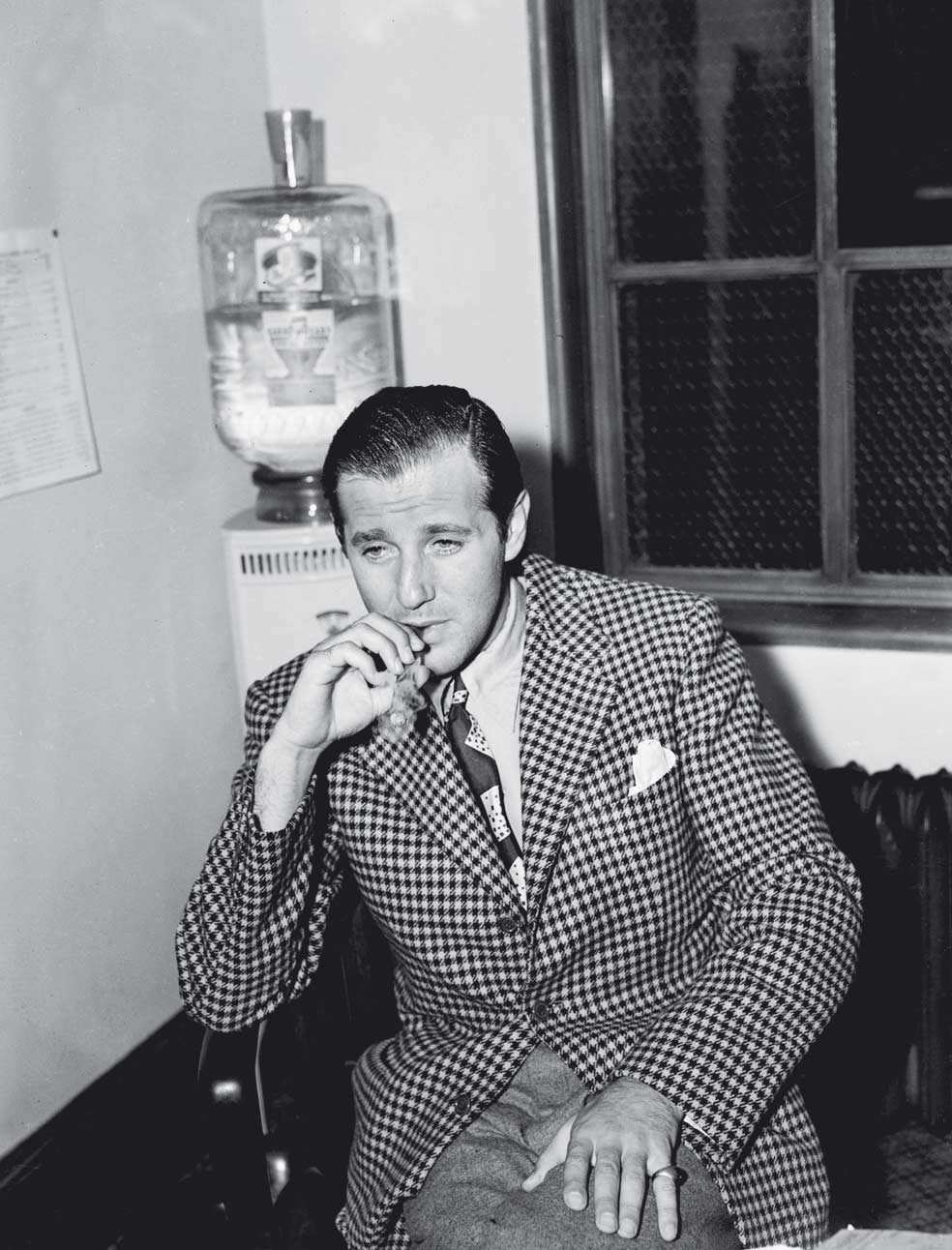 Bugsy Siegel uso la semilla del futuro de Las Vegas y tenía inteligencia más que suficiente para hacer dinero; no tanta para conservarlo, obsesivo y matón tampoco le duró la vida. Murió a los 41 años.