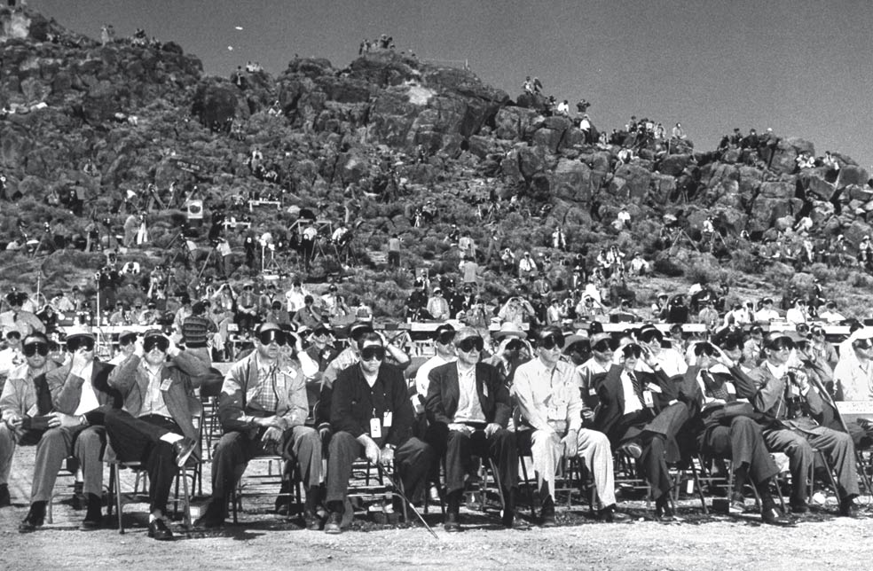 Hasta las pruebas nucleares en el desierto de Nevada se convirtieron en un reclamo turístico. Durante las pruebas nucleares, los huéspedes de los hoteles degustaban 'cócteles atómicos' en las terrazas, con vistas a las nubes en forma de hongo.
