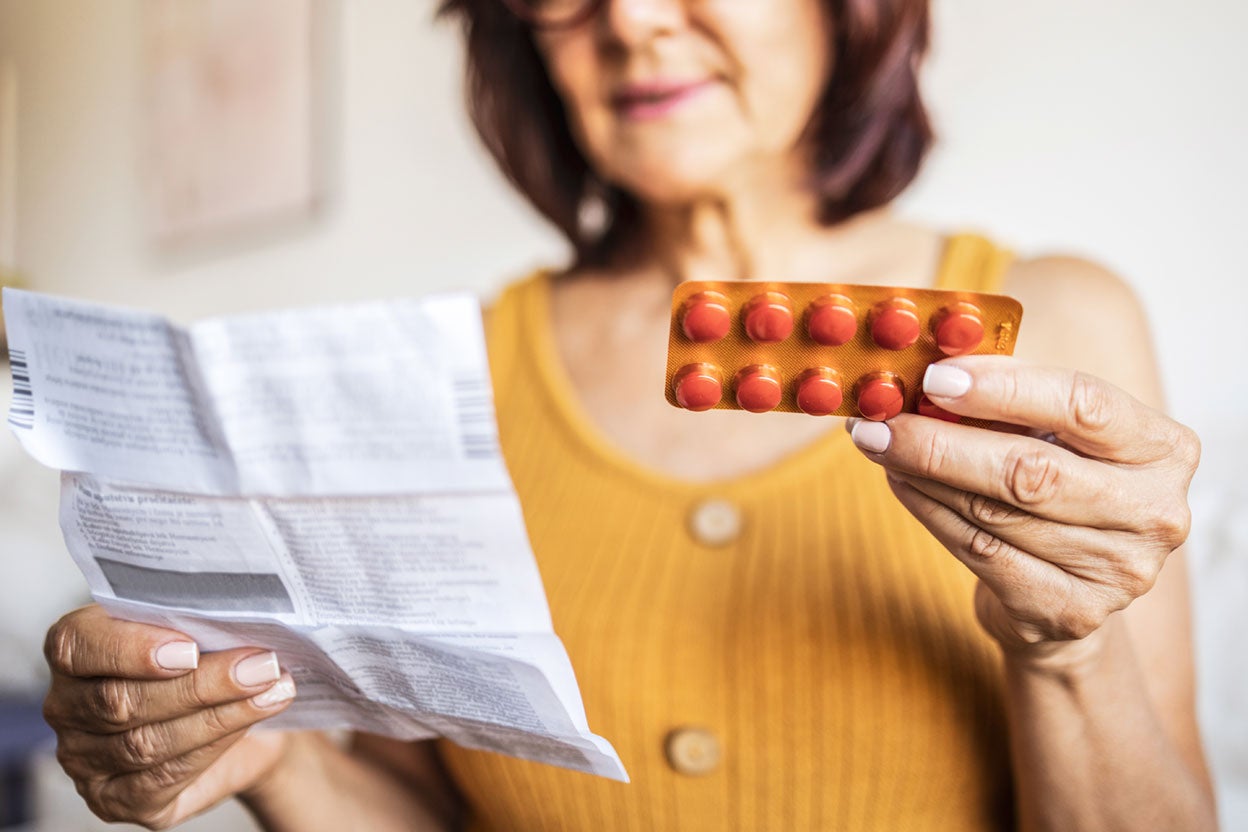Está comprobado que si lees el prospecto de un medicamento se hace más probable que sufras los efectos secundarios descritos en el mismo. Y para este mal, no hay solución.
