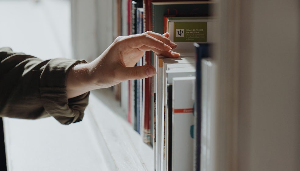 Durante el confinamiento, el género de autoayuda multiplicó sus ventas por seis y el tirón se ha mantenido: se siguen vendiendo un 40 por ciento más de libros de este género que antes de la pandemia. Las mujeres son las que más libros de autoayuda consumen, un 28% más que los hombres.