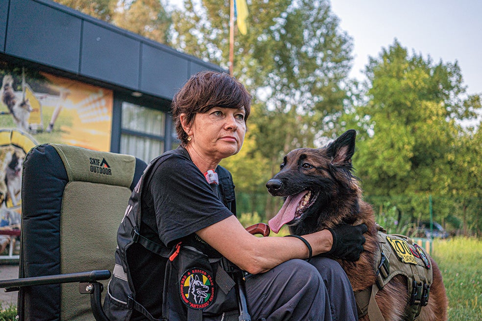 Larysa Borysenko, que dirige la organización Antares Brigada Dog, con su can Besha. La organización no lleva la contabilidad de cuántos cuerpos han hallado hasta la fecha –son demasiados–, pero Larysa sabe que Besha ha localizado a más de 100. Esta pastora belga de 5 años sobrevivió a la explosión que se produjo durante uno de los rastreos. Su dueña perdió una pierna y otros dos rescata-dores sufrieron heridas muy graves.