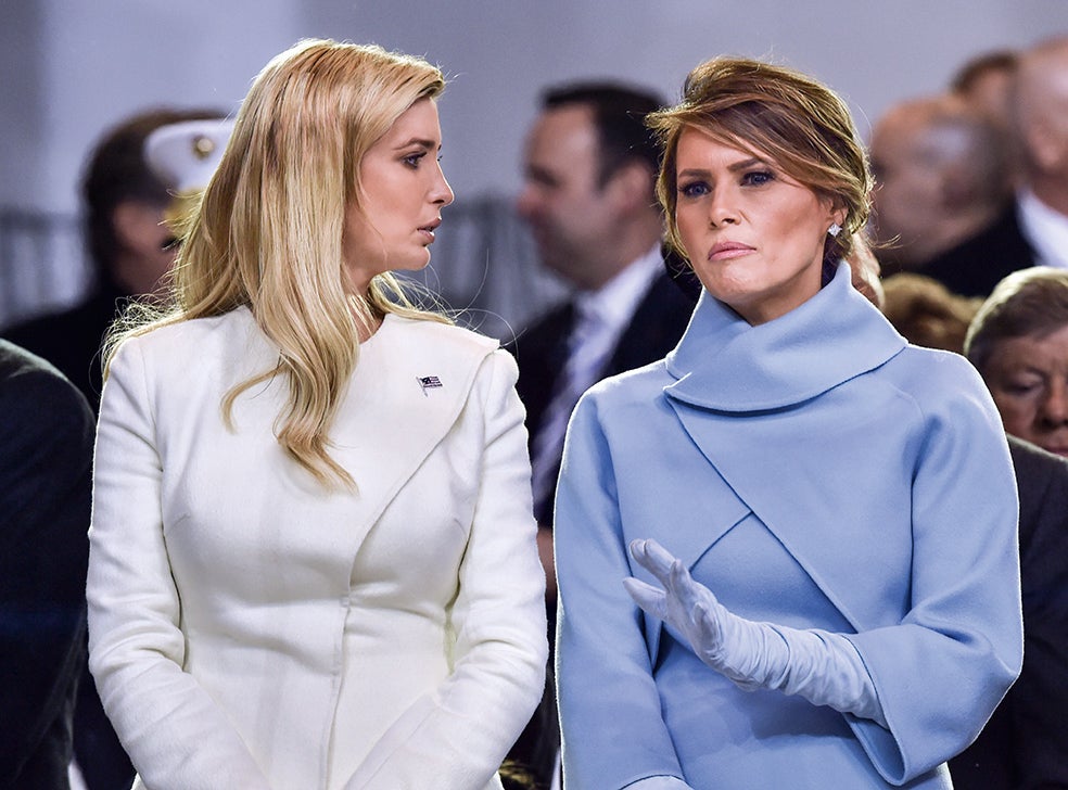 Melania charla con Ivanka durante la toma de posesión, aunque su relación es más que tensa. Melania se opuso radicalmente a la intención de Trump de dar protagonismo de ‘primera hija’ de Ivanka.