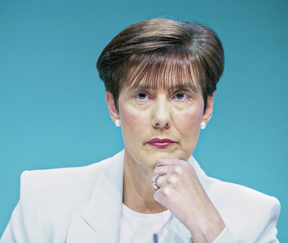 Prohibir los móviles en todos los lugares. La ministra de Educación, Norma Foley, ha visitado Greystones, donde ocho escuelas llevan a cabo una política voluntaria de prohibición de los móviles para niños, tanto en la escuela como en casa, hasta los 12 años. El Gobierno estudia si esta iniciativa podría servir de modelo para una prohibición nacional.