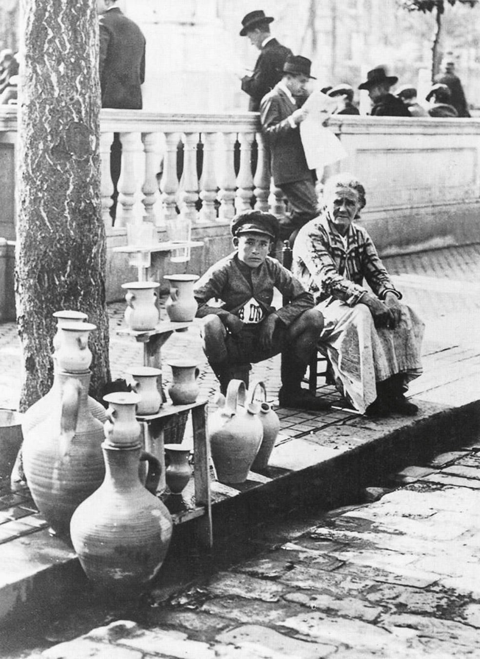 «No es un crimen muy famoso ni muy importante. Es un niño al que asesinaron los aguadores en la Puerta del Sol de Madrid y que dio inicio a la matanza de frailes de 1834. Nos inspiramos en este crimen para La bestia, donde lo recreamos tal y como fue en la realidad. Lo único que hicimos fue ponerle nombre, porque nunca se supo cómo se llamaba el chico. Lo llamamos Eloy y es ahí donde arranca la parte de la trama de thriller de aquella novela que ganó el Premio Planeta en el año 2021». | JORGE DÍAZ