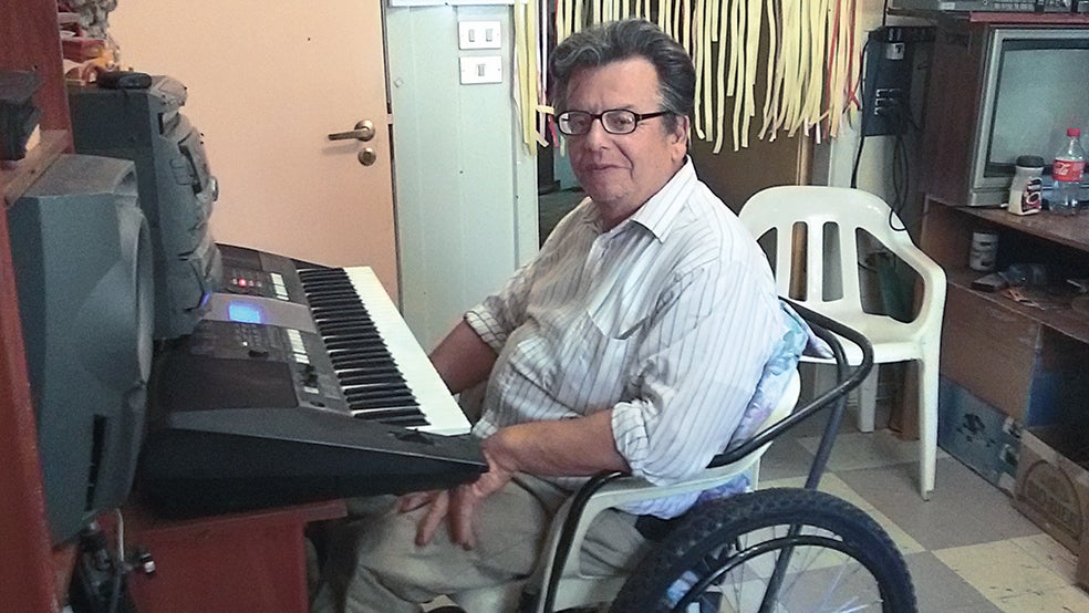 Sergio Contreras llegó a la colonia de niño para tratarse de las consecuencias de la poliomielitis. Sufrió todo tipo de abusos. Dice que a través de la fe ha logrado perdonar. Tiene un deseo: le gustaría besar a una mujer.