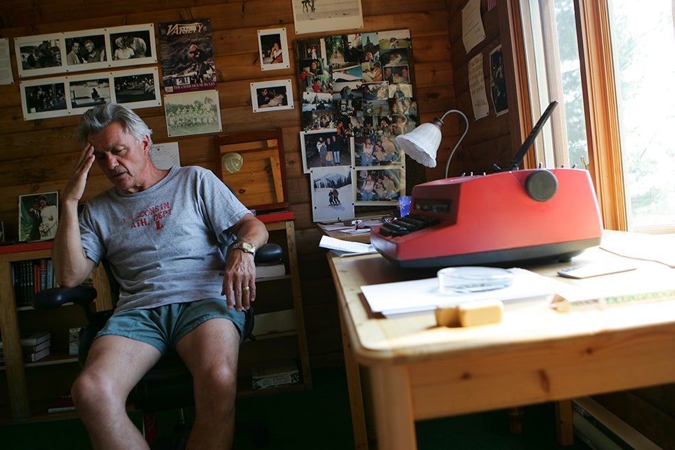 Desde 2019 John Irving es ciudadano canadiense.«He conservado mi nacionalidad estadounidense porque quiero seguir votando allí», cuenta el escritor. En la imagen, en su cabaña canadiense.