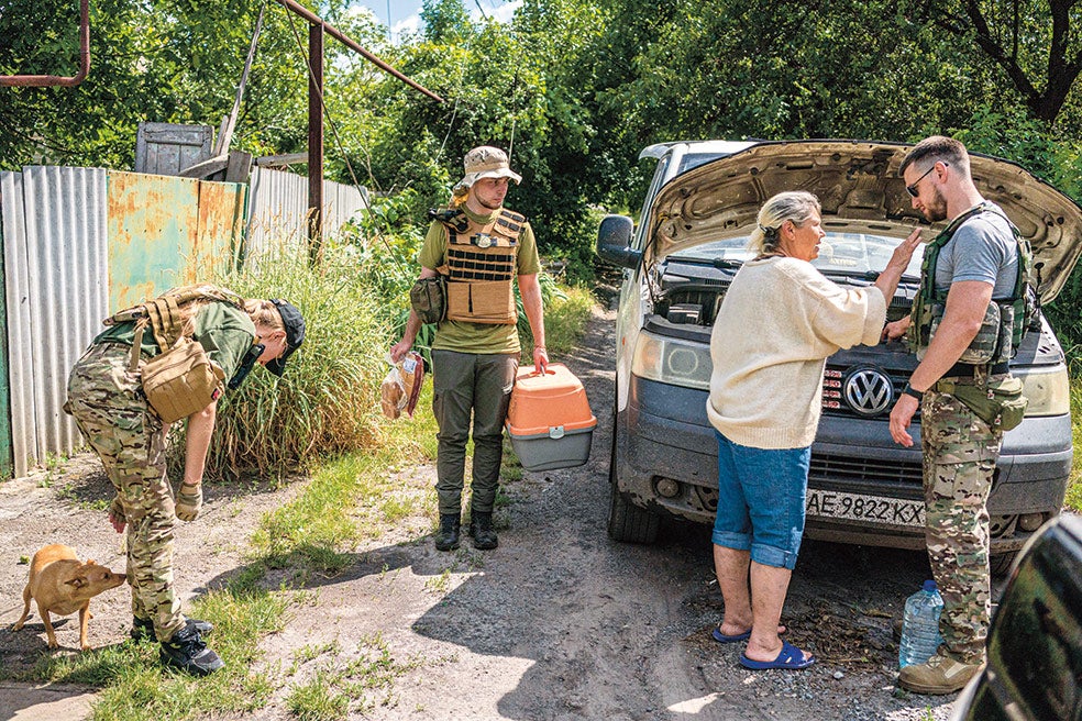 En la ciudad de Chasiv Yar no hay agua ni luz y grandes socavones cortan las callejuelas. En una de las pocas casas que se mantiene en pie se refugia un matrimonio con su perro y un gato que acaban de recoger. Están desesperados. Ayer tuvieron que limpiar la puerta con los restos y la sangre de su vecino. Un proyectil lo alcanzó en plena calle. «La culpa es del alcalde», increpa el marido, «no preparó los suficientes refugios». El equipo de Save Animals Ukraine es su contacto con 'el mundo exterior'; les llevan comida y pienso para su perro. Y se llevan el gato abandonado. Pero sobre todo les ofrecen compañía y esperanza.