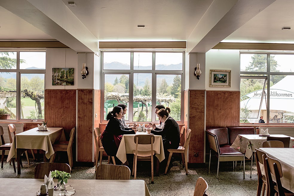 El centenar de habitantes de Villa Baviera se definen como víctimas, pero quienes piden su cierre aseguran que también hay verdugos entre ellos y que quienes lo dirigen son hijos de los abusadores que están en la cárcel.