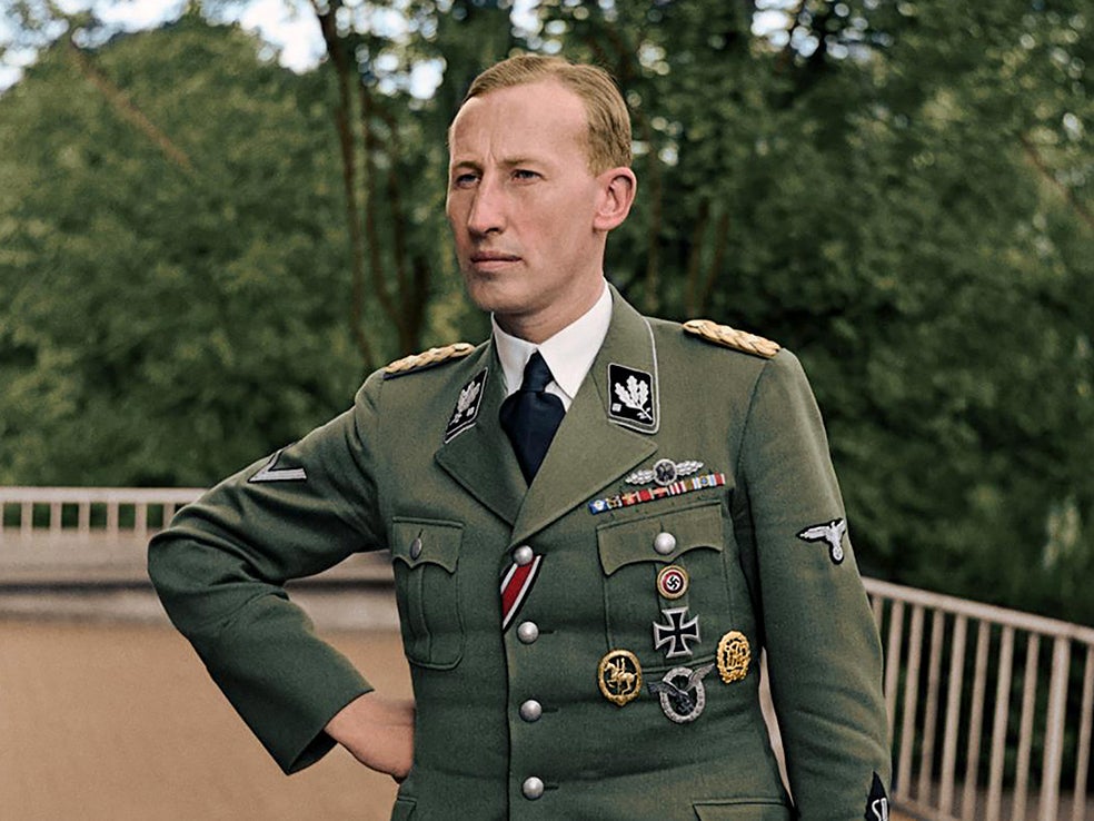 Reinhard Heydrich dirigía la seguridad del Reich y seguía la pista a Canaris. Para Hitler, era el «nazi perfecto». El espionaje alemán en Roma falló por exceso de datos: tenía allí hasta cinco agencias. Tanta información se volvió contradictoria e inútil.