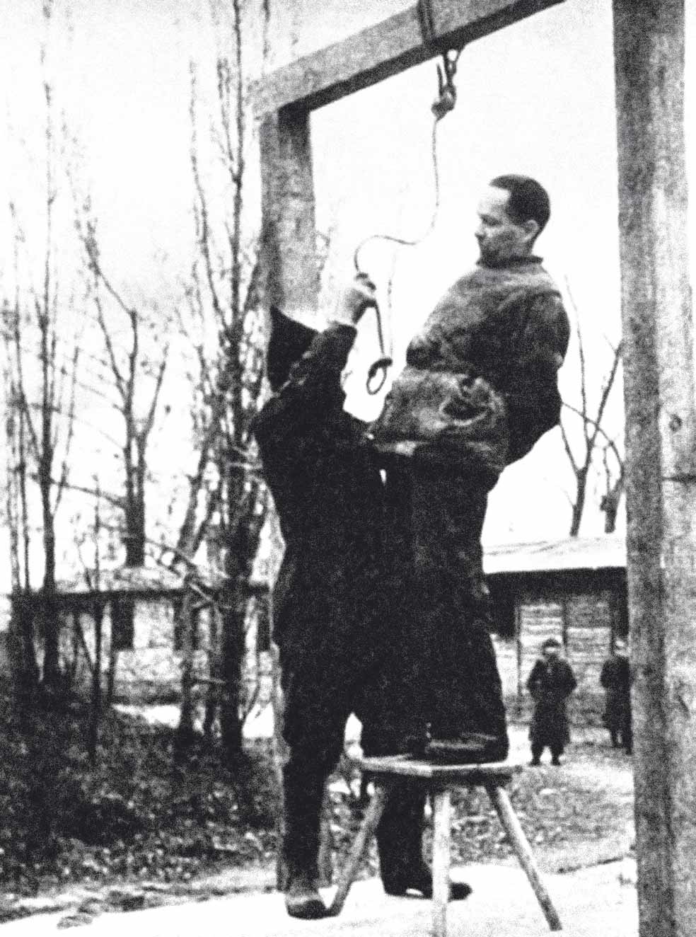 Rudolf Hoess el día de su ejecución en la horca tras haber sido sentenciado a muerte en el proceso de Núremberg.