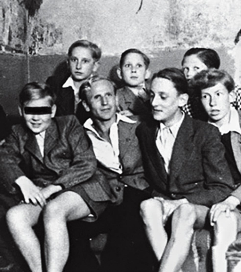 Schäfer militó en las Juventudes Hitlerianas y ejerció como médico en el Ejército. Tras la guerra montó una organización caritativa en Alemania. Cuando allí lo denunciaron por violaciones, se instaló en Chile.