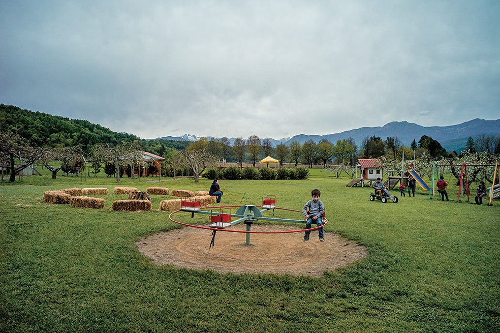 Los turistas, en lo que fue el campo del horror. En 1961 el gobierno de Jorge Alessandri, liberal, autorizó a Schäfer a montar una «sociedad benefactora y educacional». Operaba incluso al margen de las leyes chilenas.