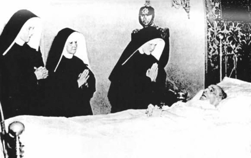 De Sor Pascualina (en la foto, junto al cadáver de Pío XII) se dice que mandaba en el Vaticano más que el Papa. Ella fue la encargada de coordinar el plan de evacuación de Pío XII, en caso de intento de secuestro por parte de los nazis. Ese plan pasaba por huir a España.