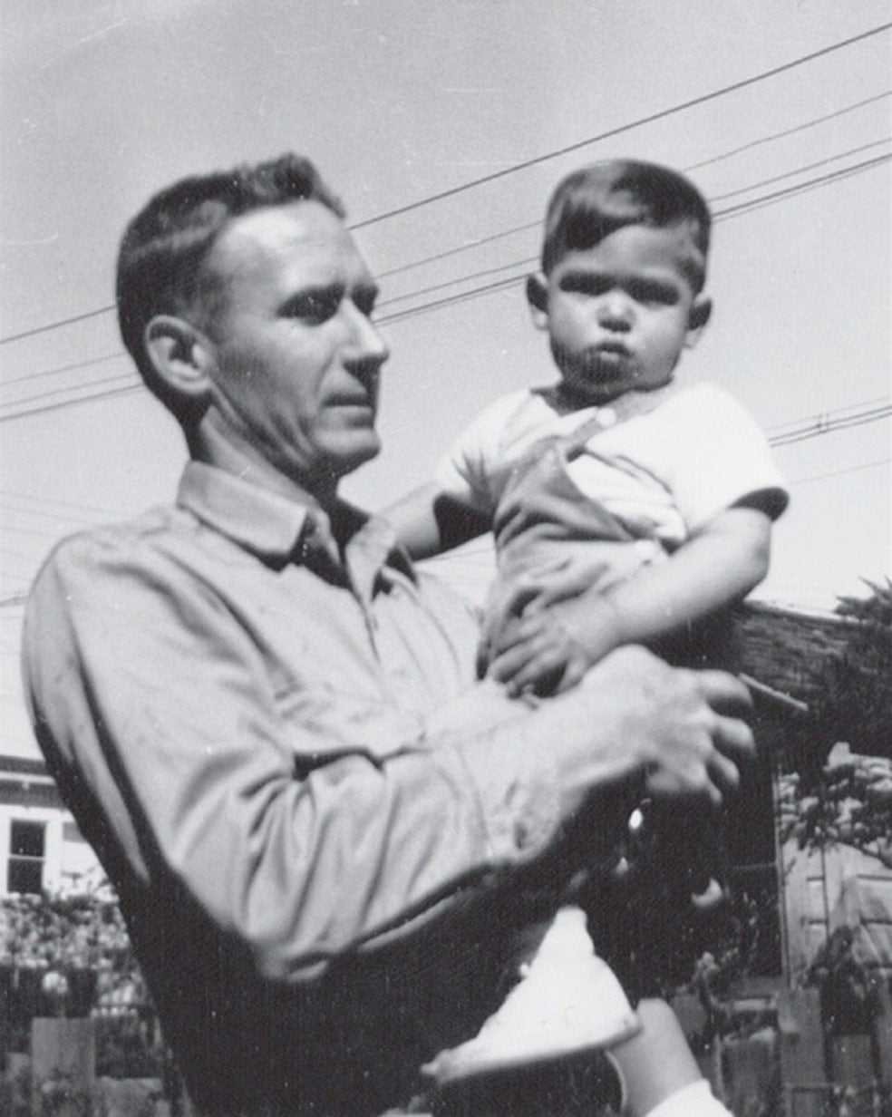 Paul y Clara, los padres de Steve, que nació en 1955 en San Francisco, le inculcaron desde pequeño la idea de que era especial. Lo habían adoptado tras prometer a su madre biológica que iría a la universidad, condición que ella exigía. Su padre alimentó su perfeccionismo. Era artesano y le enseñó la importancia de los detalles.