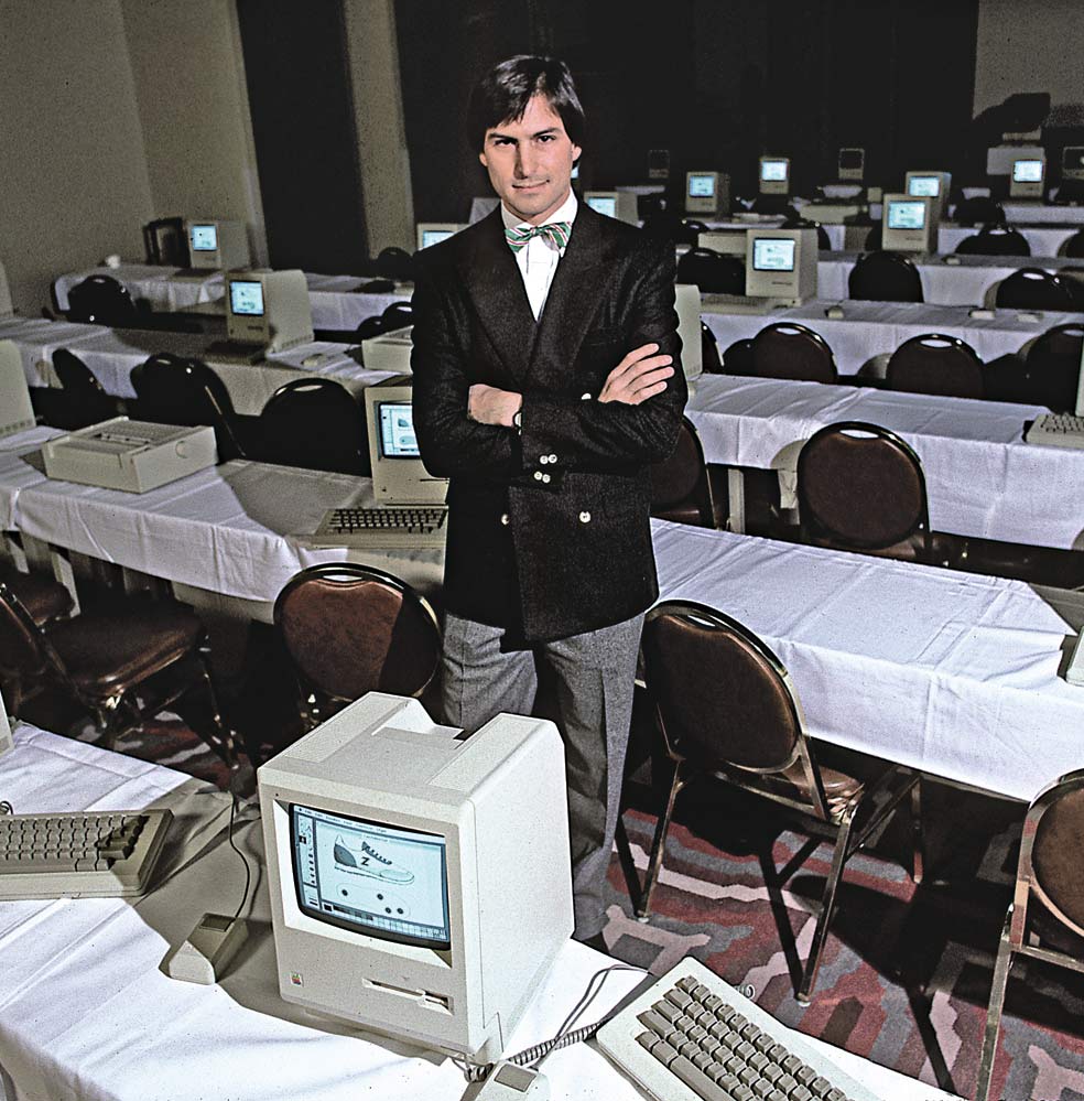 Jobs siempre estuvo interesado en la vida espiritual. Viajó a la India con 18 años para profundizar en el hinduismo. Pero no mejoró su carácter. En 1984 presentó el Macintosh original (en la foto). Poco después sería despedido de la empresa que había creado.