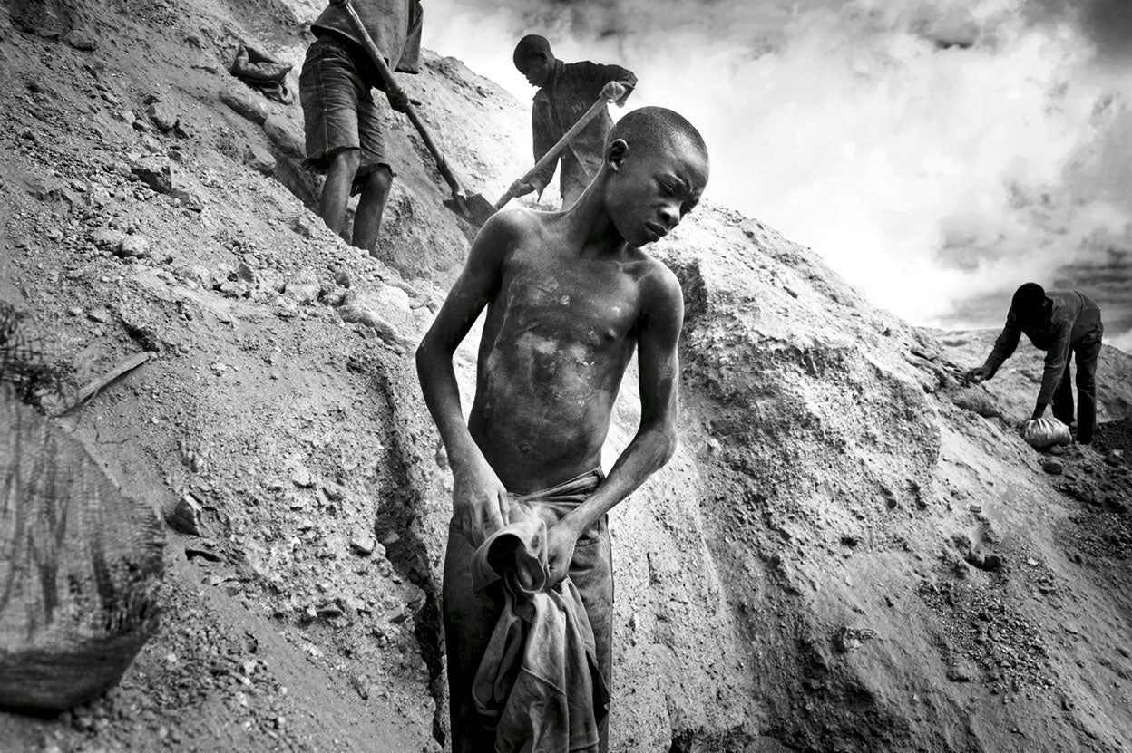 «La tragedia del Congo –explica el historiador David van Reybrouck– es que siempre ha tenido los recursos naturales que la economía mundial necesitaba en cada momento. Al principio, los esclavos; luego, el caucho para las ruedas de los coches; más tarde, el cobre y el uranio de las bombas; ahora, el coltán de los móviles... Y con el cambio climático tendrá de nuevo otros dos grandes recursos: agua potable y energía hidroeléctrica barata».
