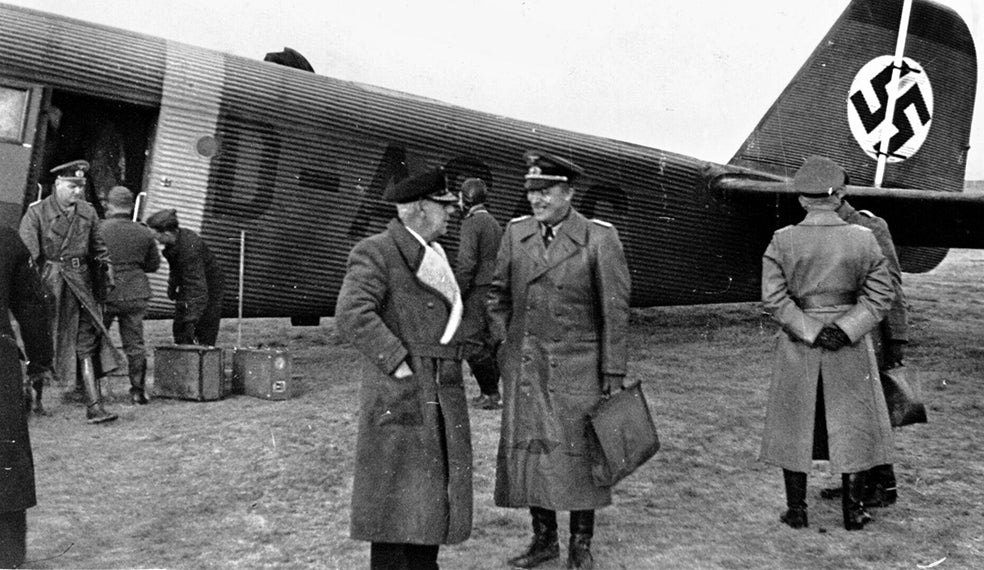 El alemán Wilhelm Canaris (con abrigo de solapas blancas), director de la agencia germana Abwehr, conspiró para derrocar a Hitler, buscando el apoyo de los aliados presentes en Roma. Pero fue descubierto y enviado a un campo nazi, en el que fue ahorcado.