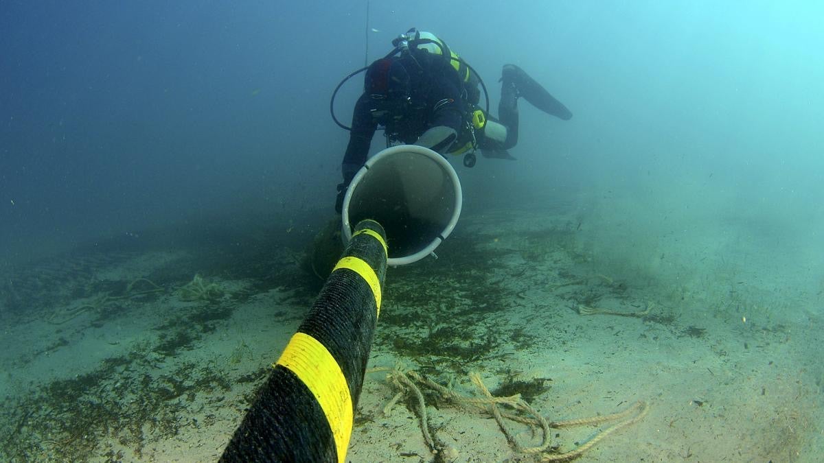 El cable más largo del mundo, el 2Africa, llegó a Barcelona el 25 de octubre de 2022, a la playa de Sant Adrià de Besòs.