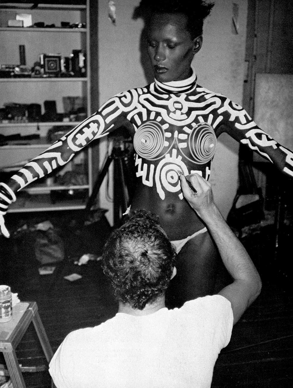 «Ahora –decía Warhol en los años ochenta–, si no cambias de actividad, dejas de ser famoso». Y ponía como ejemplo a Grace Jones (en la imagen, sirviendo de lienzo a Keith Haring): «Primero era modelo; luego, cantante; después actuaba en un club nocturno; y ahora es actriz».