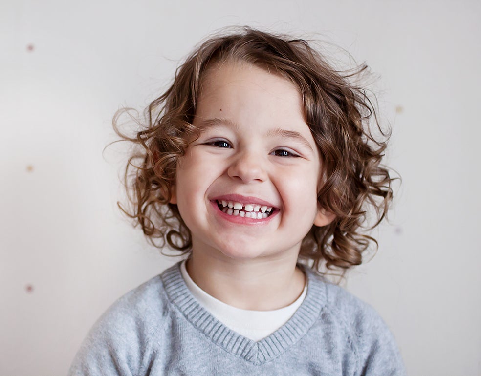 Identificamos ya bien lo que hemos visto (mesa, casa, perro, hermano) y empezamos a reproducir u organizar lo recordado. Podemos contar una experiencia reciente, narrarla según la revivimos y hasta planificar algo del futuro inmediato.