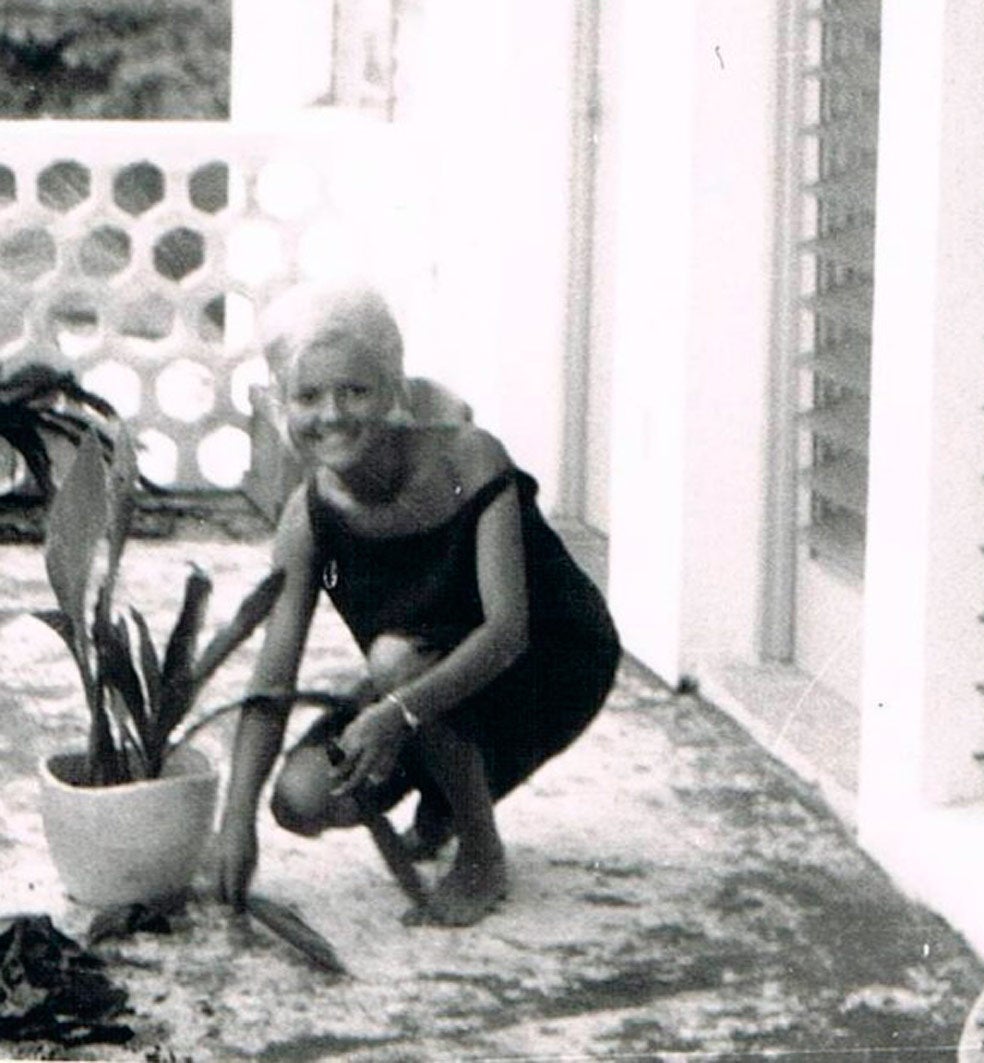 La joven Brigitt Hoess llegó a España en los años cincuenta. Consiguió trabajo como una de las muchas maniquíes que trabajaban en la casa Balenciaga. Vivió en Madrid varios años hasta que, en 1961, se casó con un ingeniero estadounidense con el que tuvo dos hijos