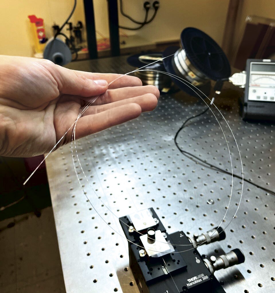 Los cables submarinos son de fibra óptica del grosor de un pelo. Para protegerlos, se les añaden capas de plástico, cobre y aluminio. El grosor total es similar al de una manguera de jardín. El primer cable transatlántico se tendió en 1988 y permitía realizar 40.000 llamadas telefónicas simultáneas. Los de hoy gestionan 5000 millones de conexiones por segundo.