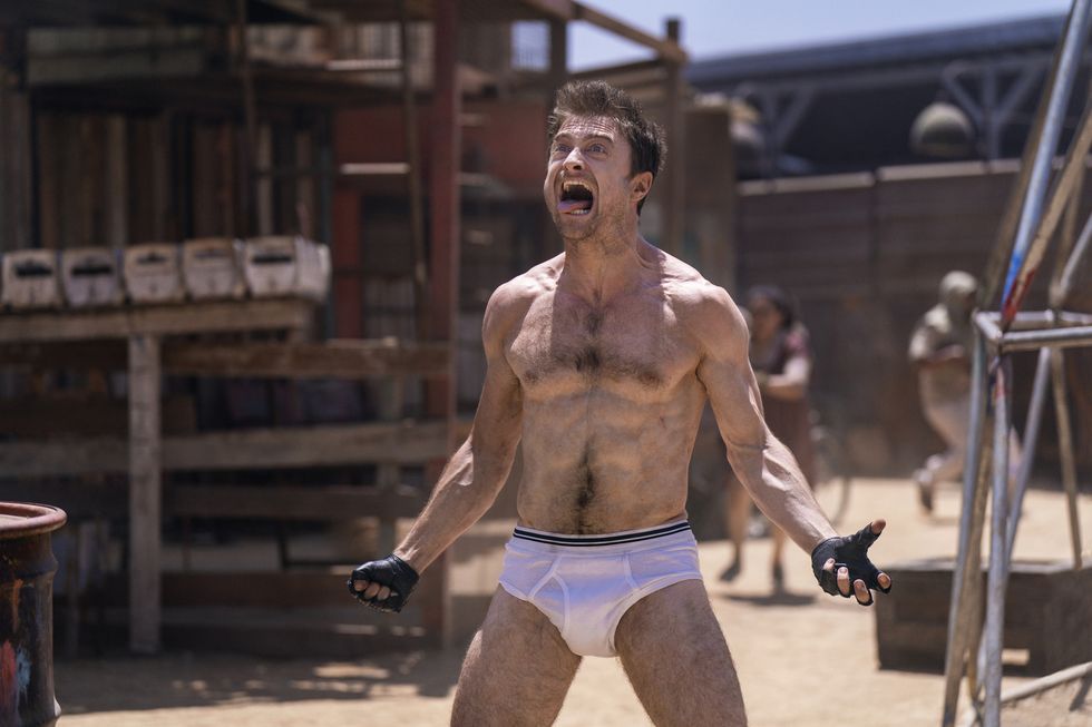 Tras dejar la bebida y colgar la varita de Harry Potter, el actor británico Daniel Radcliffe exhibe cachas en su última serie, Miracle Workers, mientras parece pedir a gritos que le den el spin off de Lobezno.