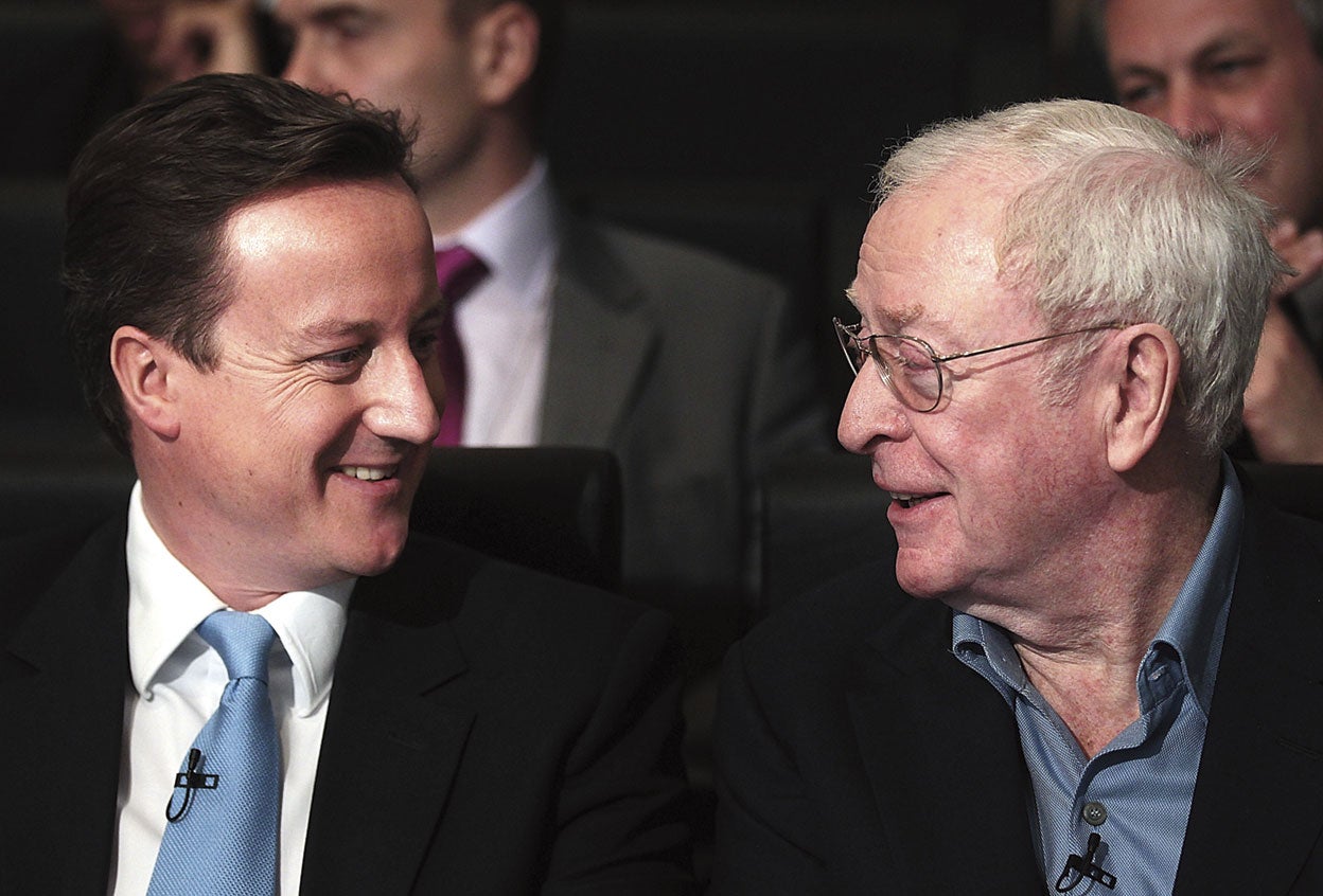 Caine se define como un conservador moderado, pero su apoyo al brexit lo distanció de sus colegas de profesión, mayoritariamente progresistas. Caine votó por Boris Johnson, aunque luego confesó que lo había decepcionado. Con David Cameron, en cambio, mantiene una buena relación.